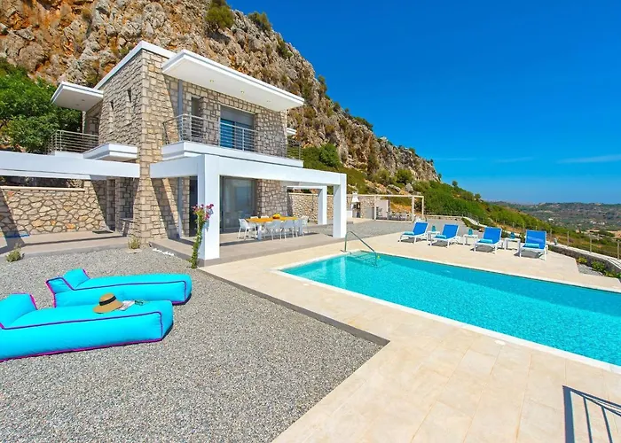 Beautiful Villa With Infinity Pool And Sea View