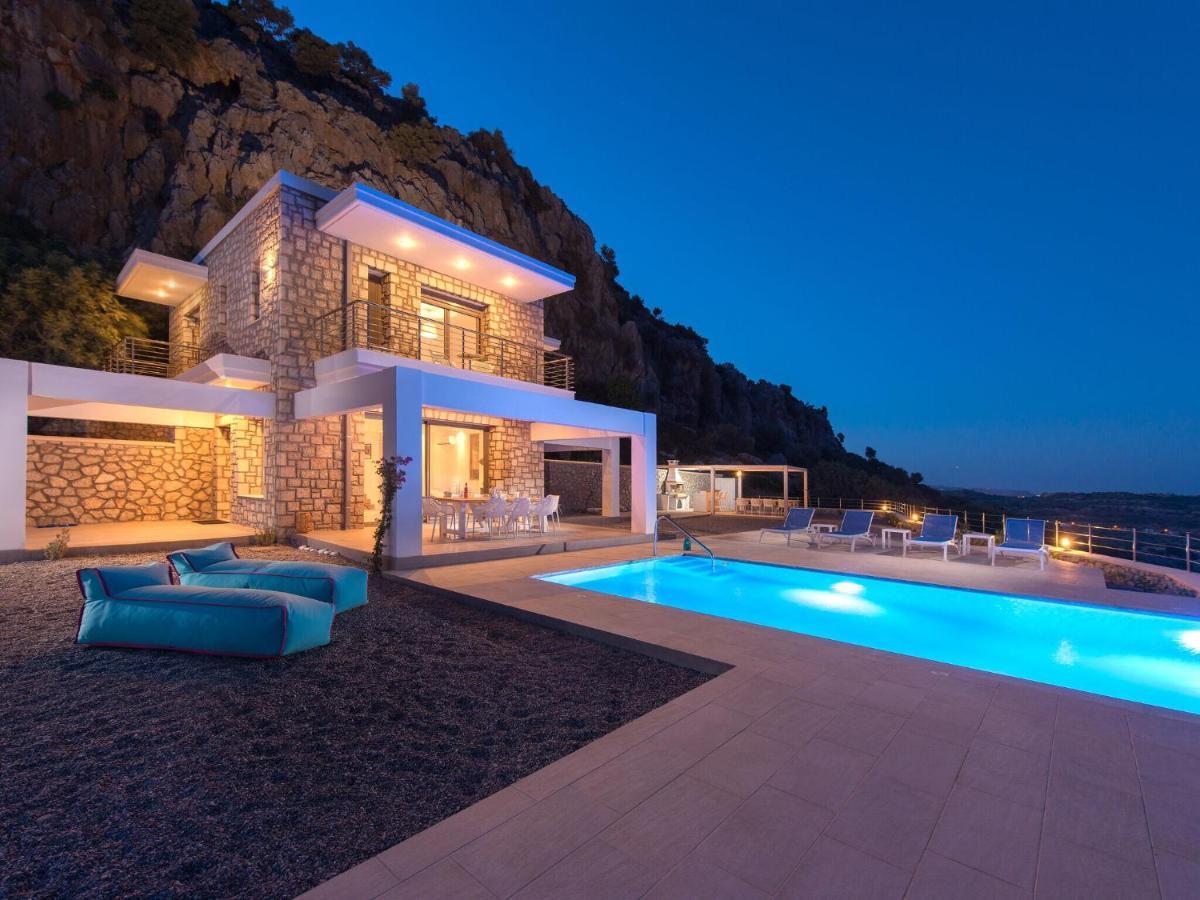 Beautiful With Infinity Pool And Sea View Villa