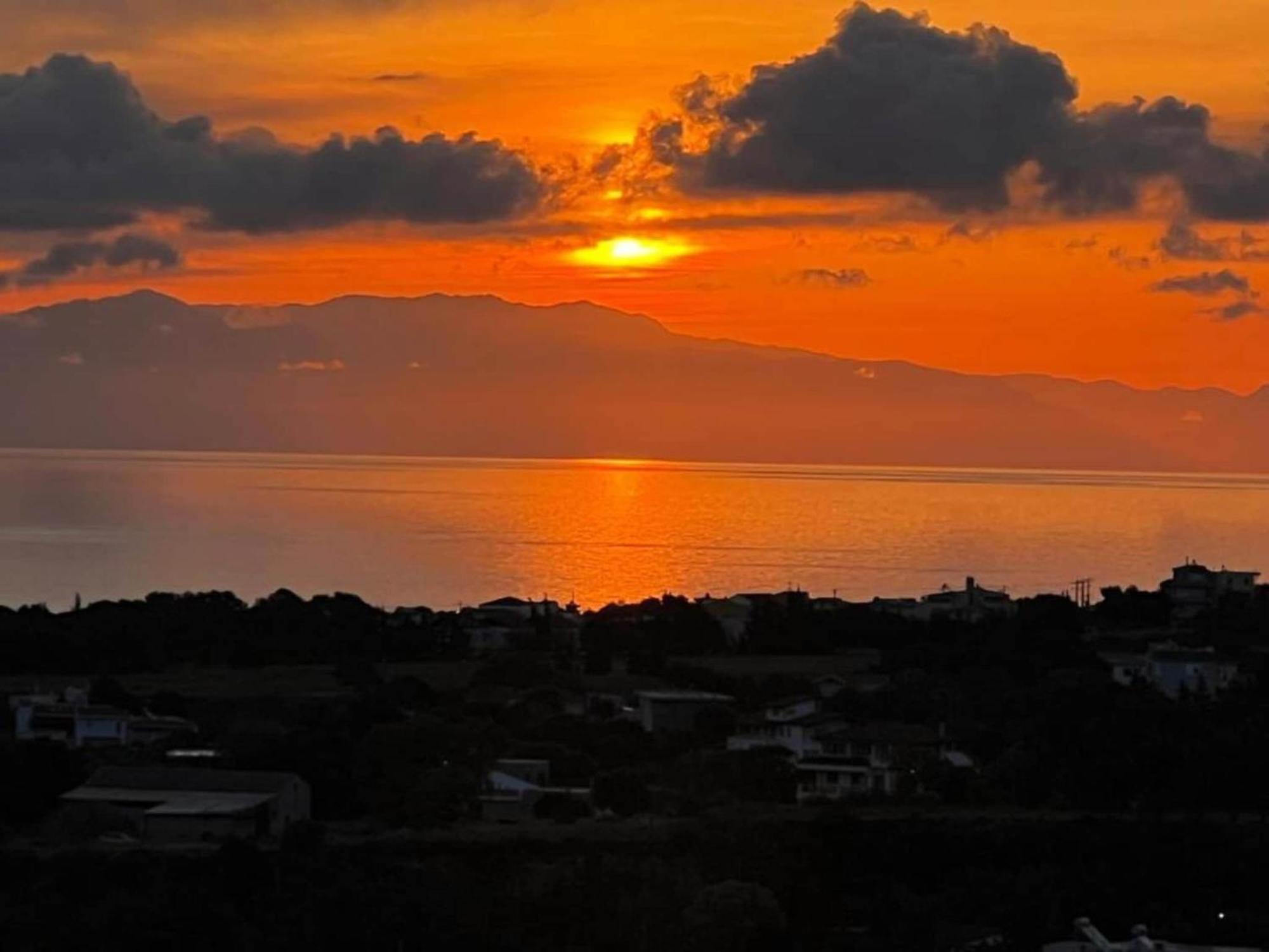 Beautiful With Infinity Pool And Sea View Kalithies